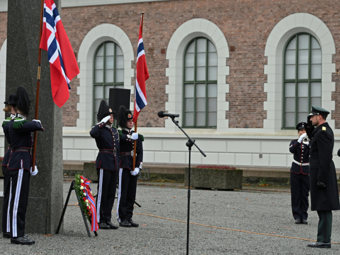 Kronprinsregenten la ned krans ved minnesmerket over de falne. Foto: Sven Gj. Gjeruldsen, Det kongelige hoff